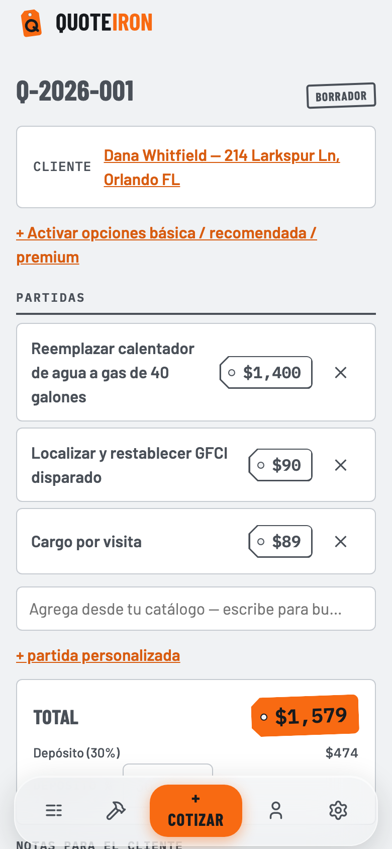 Una cotización de QuoteIron en un celular: cambio de calentador de agua, reinicio de GFCI, visita de servicio — total $1,579 con 30% de depósito.